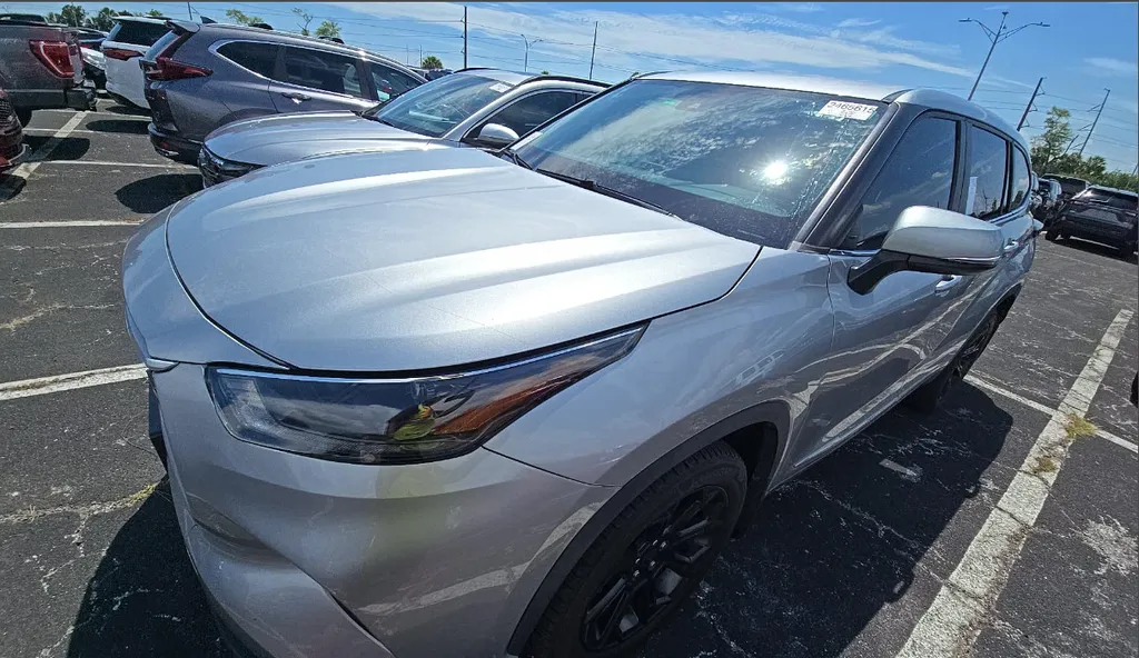 Silver 2023 Toyota Highlander LE for sale in Summerville, SC