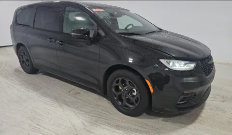 More photos of 2024 Chrysler Pacifica Hybrid Select at Automaxx of the Carolinas, SC