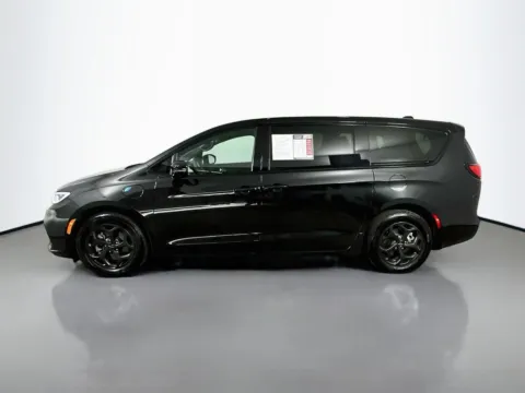 More photos of 2024 Chrysler Pacifica Hybrid Select at Automaxx of the Carolinas, SC