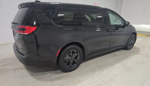 More photos of 2024 Chrysler Pacifica Hybrid Select at Automaxx of the Carolinas, SC