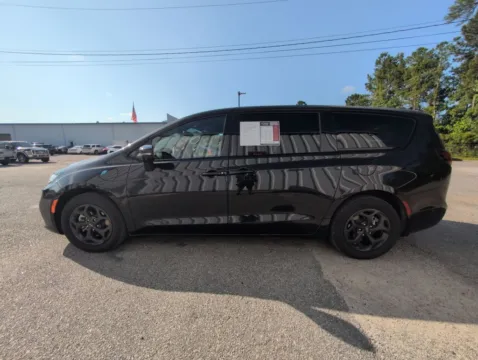 More photos of 2024 Chrysler Pacifica Hybrid Select at Automaxx of the Carolinas, SC