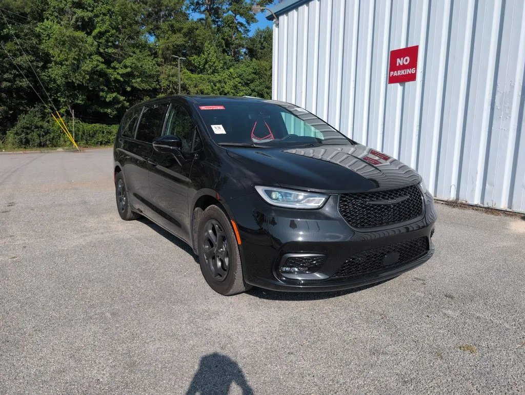 2024 Chrysler Pacifica Hybrid Select S-Appearance PHEV's photo