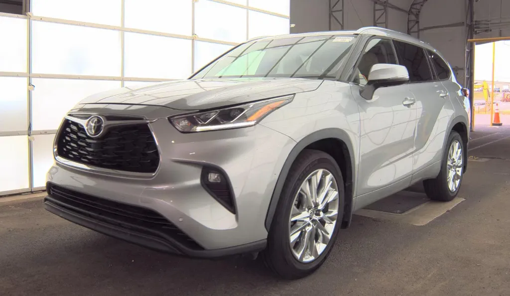 Silver 2023 Toyota Highlander Limited for sale in Summerville, SC