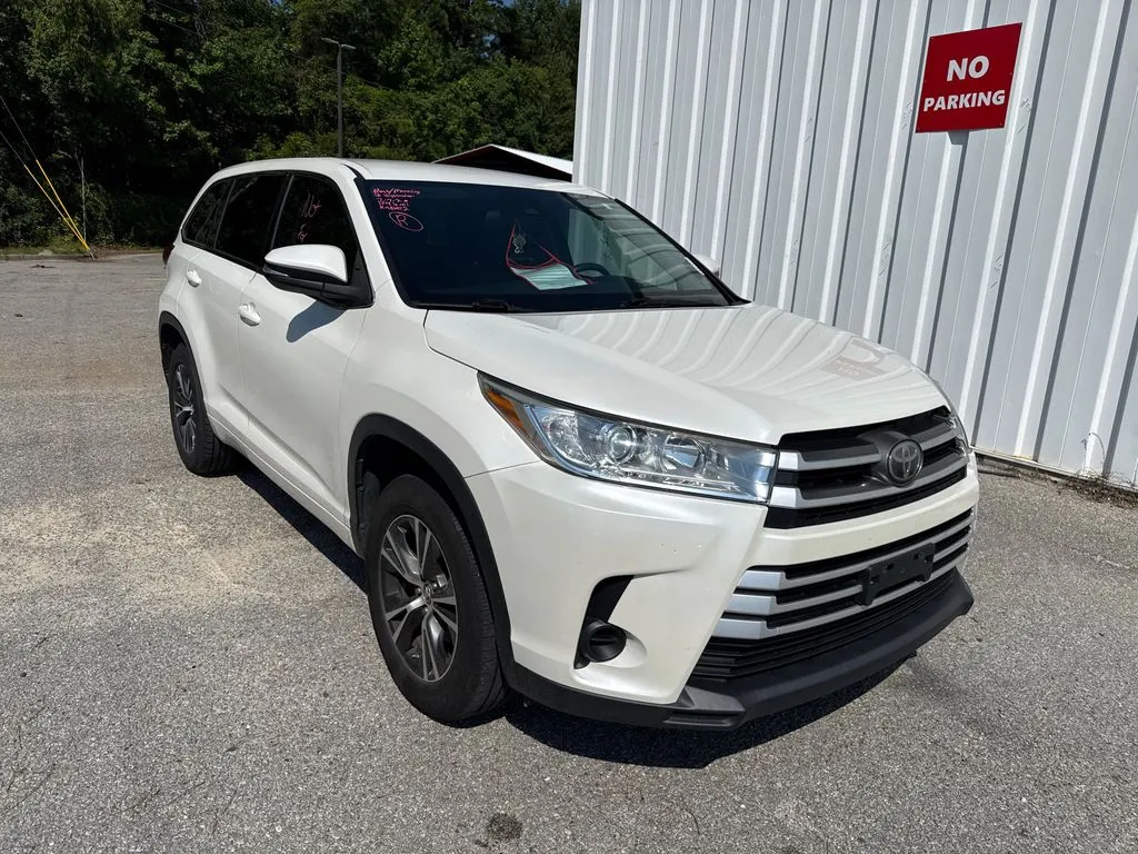 White 2018 Toyota Highlander LE for sale in Summerville, SC