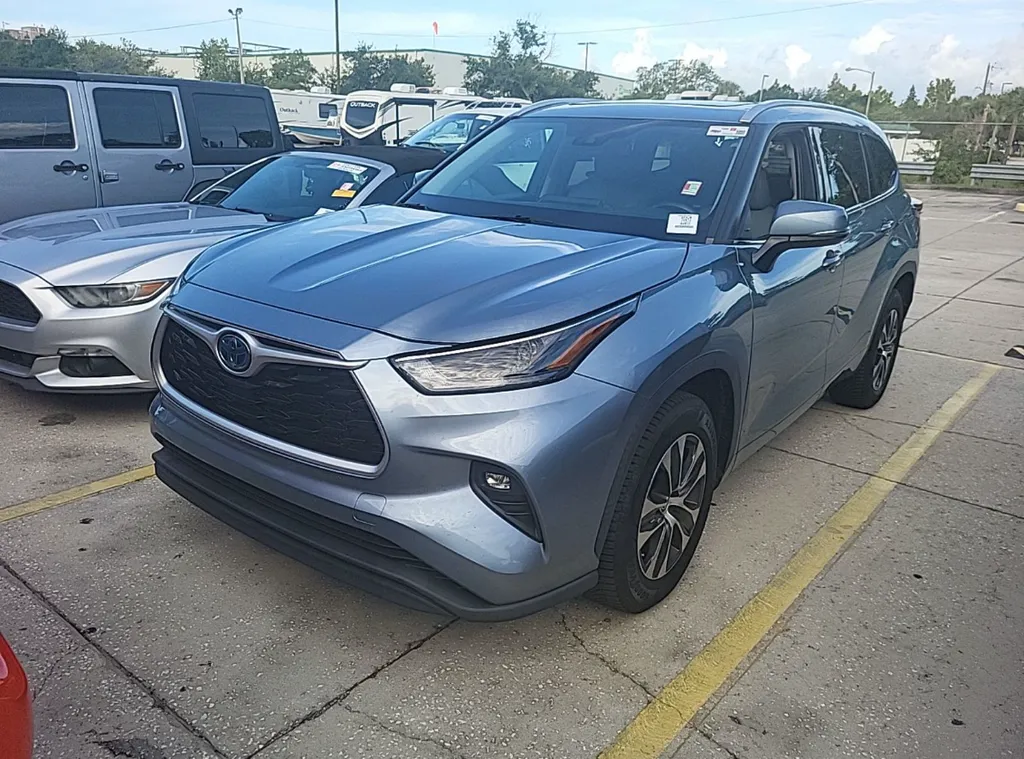 Blue 2022 Toyota Highlander Hybrid XLE for sale in Summerville, SC