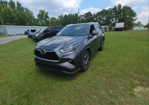 Gray 2023 Toyota Highlander XLE for sale in Summerville, SC