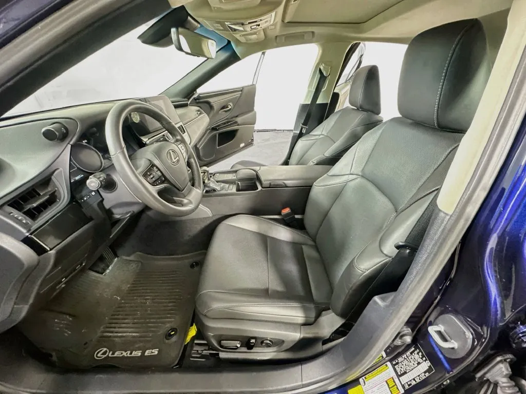 2022 Lexus ES 350 - Photo 17