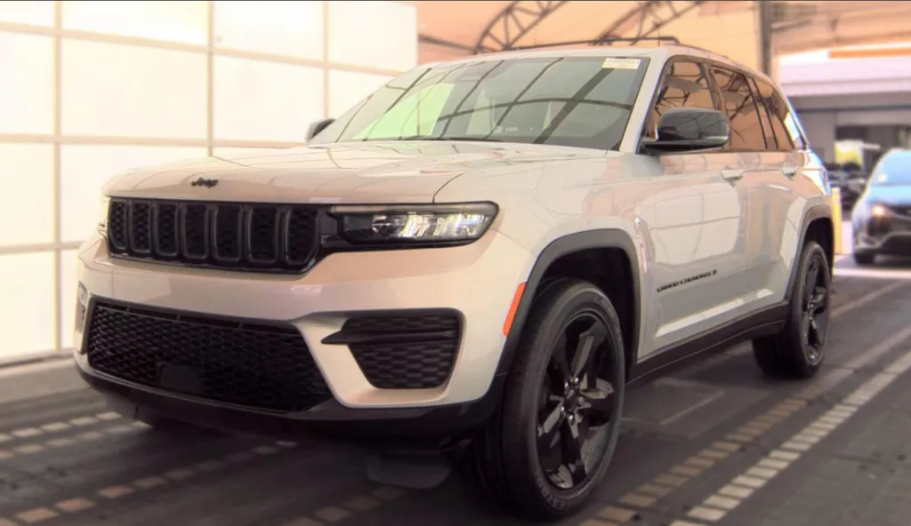 Silver 2023 Jeep Grand Cherokee Altitude X for sale in Summerville, SC