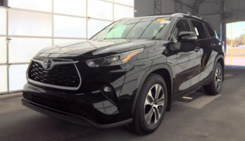 Black 2024 Toyota Highlander XLE for sale in Summerville, SC