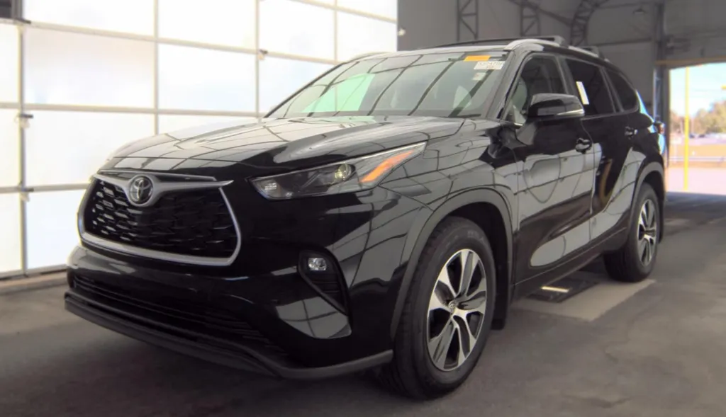Black 2024 Toyota Highlander XLE for sale in Summerville, SC