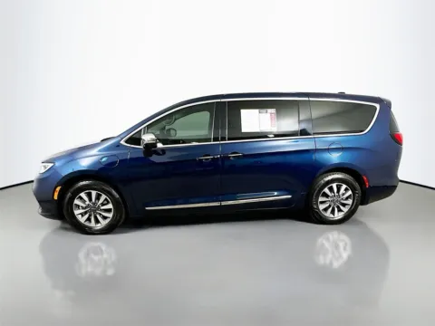 More photos of 2023 Chrysler Pacifica Hybrid Limited at Automaxx of the Carolinas, SC
