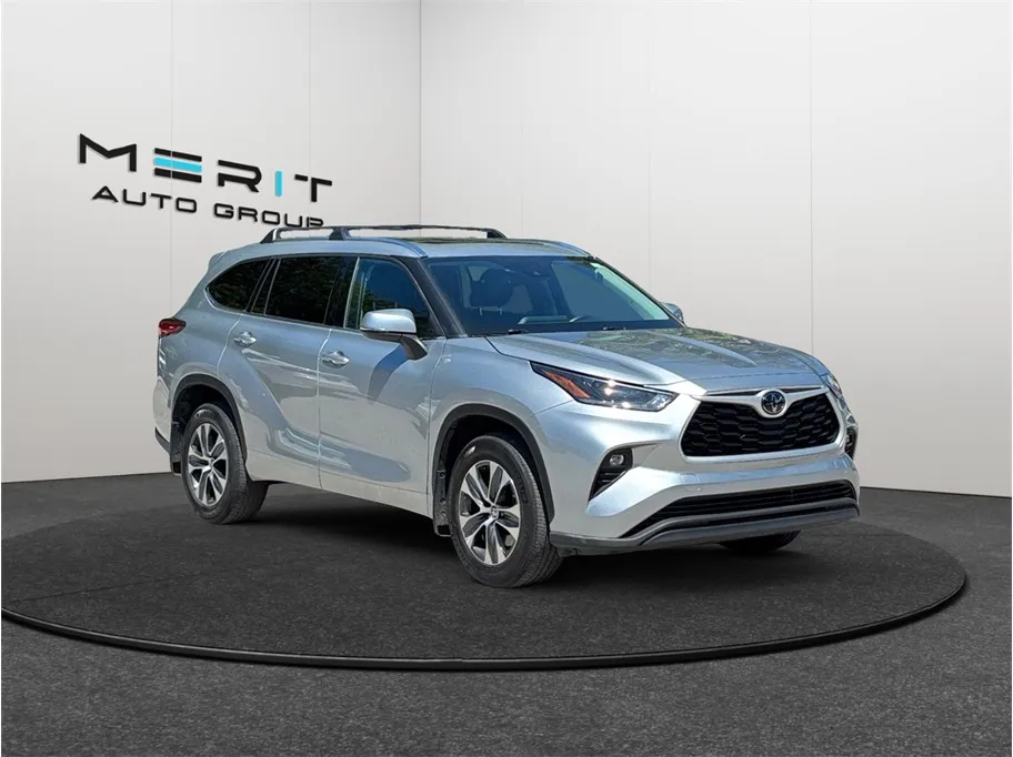 Silver 2021 Toyota Highlander XLE Sport Utility 4D for sale in Jacksonville, FL