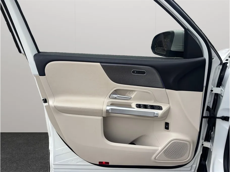Mercedes-Benz GLB photo 22