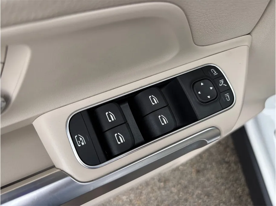 Mercedes-Benz GLB photo 23