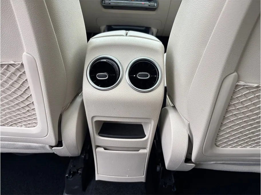 Mercedes-Benz GLB photo 40