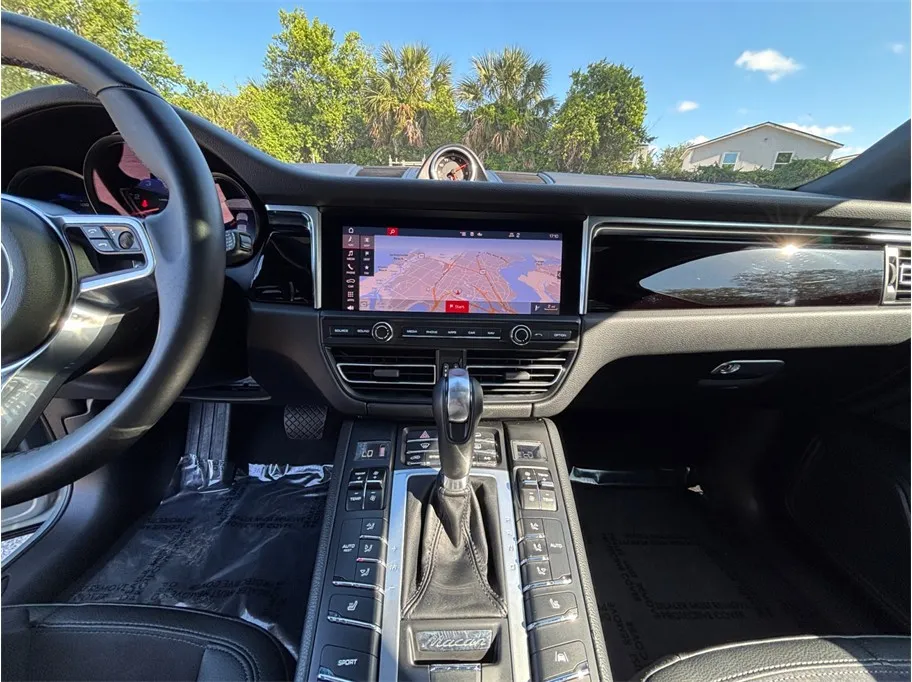 Porsche Macan photo 11