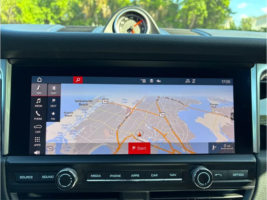 Porsche Macan photo 28