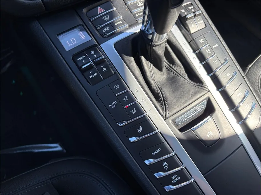 Porsche Macan photo 30