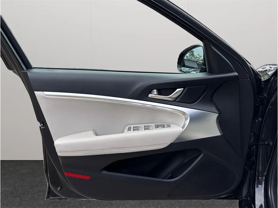 2025 GENESIS G70 Standard - Photo 21