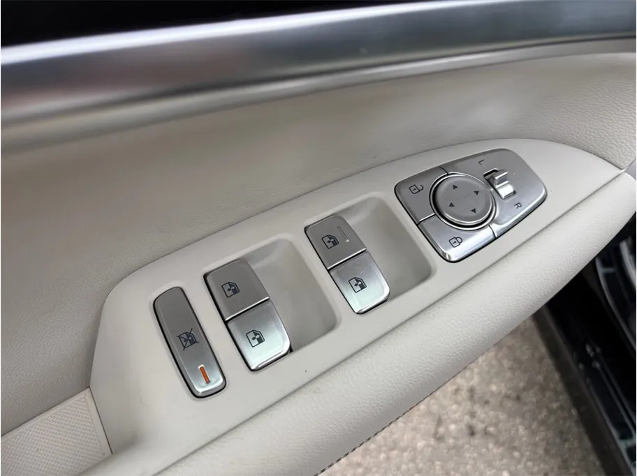 2025 GENESIS G70 Standard - Photo 22