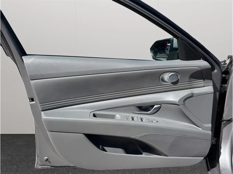 Hyundai Elantra photo 17