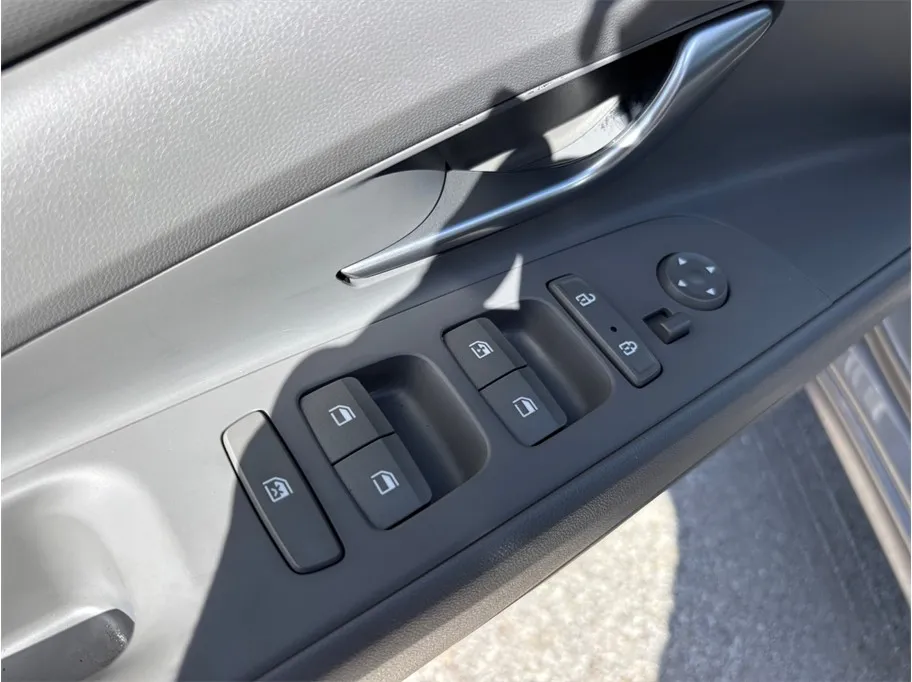 Hyundai Elantra photo 18