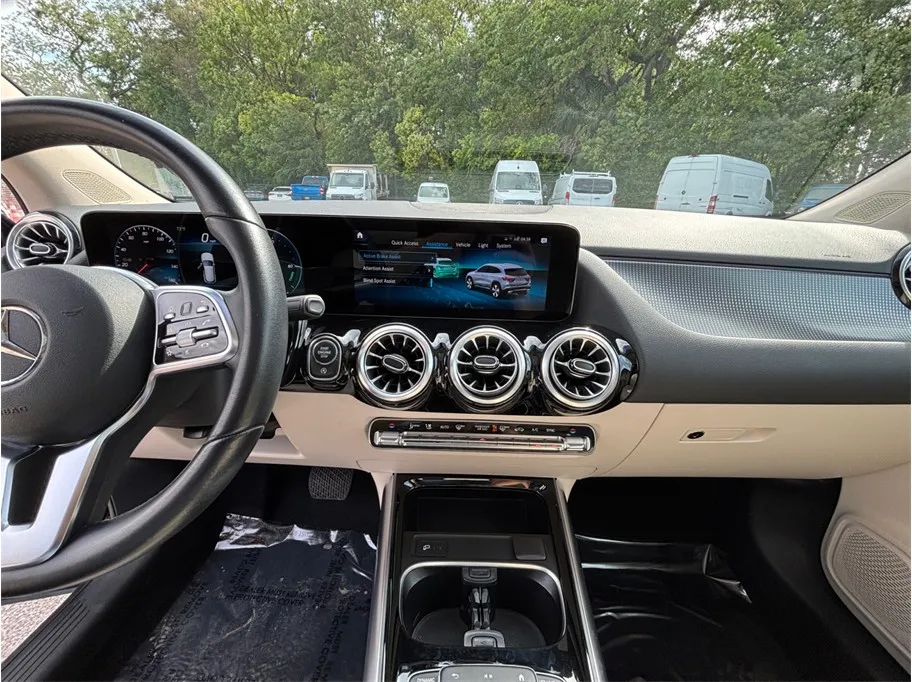 Mercedes-Benz GLA photo 11