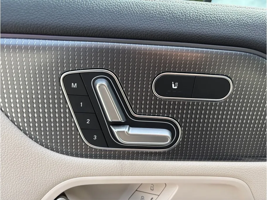 Mercedes-Benz GLA photo 18