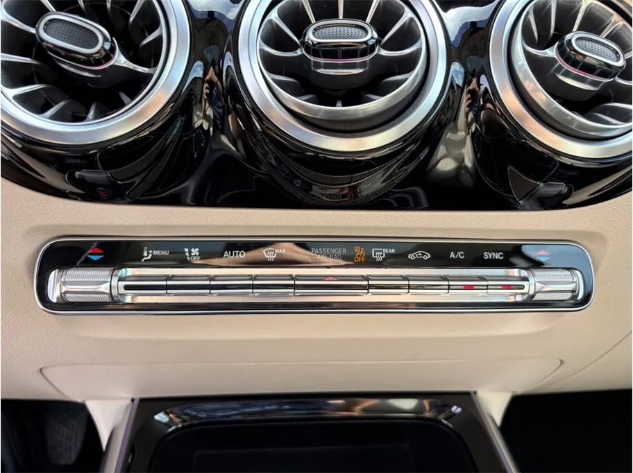 Mercedes-Benz GLA photo 28