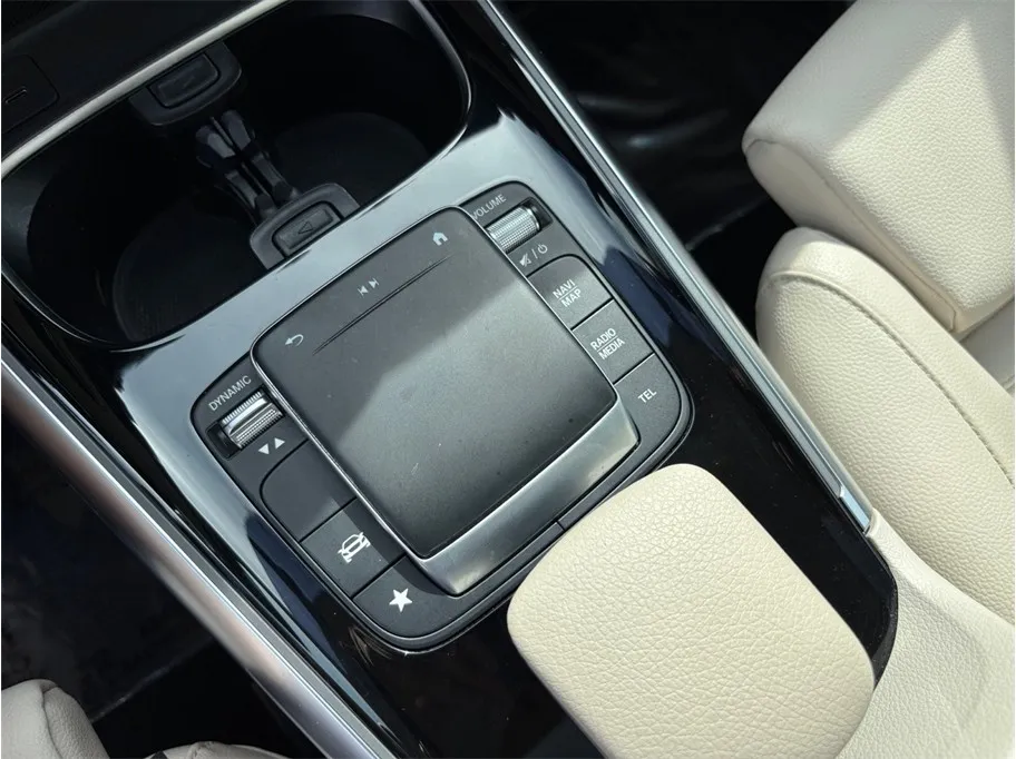 Mercedes-Benz GLA photo 30