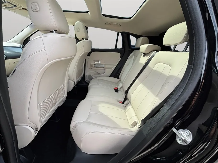 Mercedes-Benz GLA photo 34
