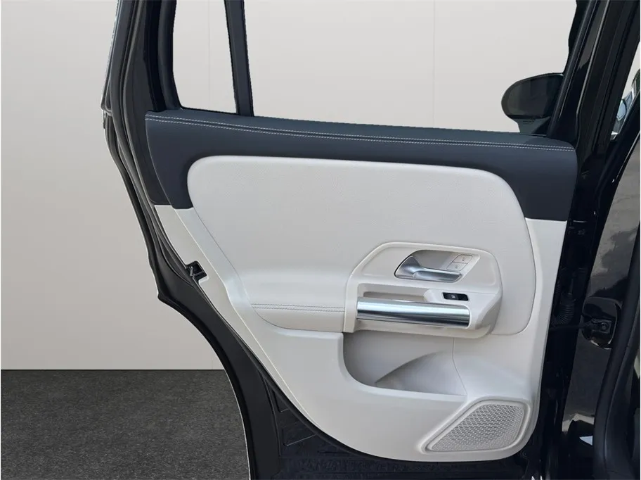 Mercedes-Benz GLA photo 35