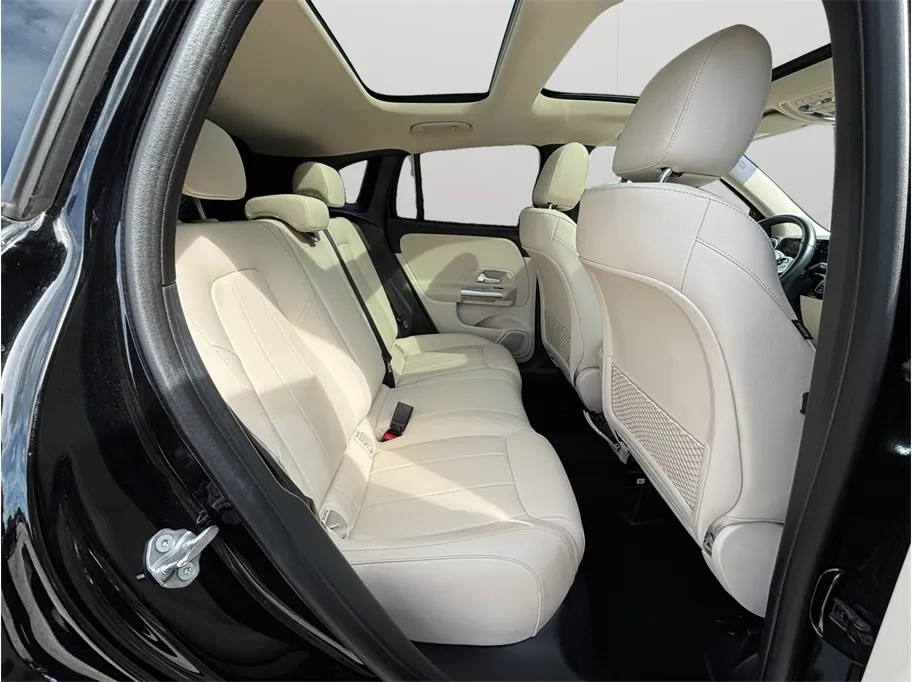 Mercedes-Benz GLA photo 38