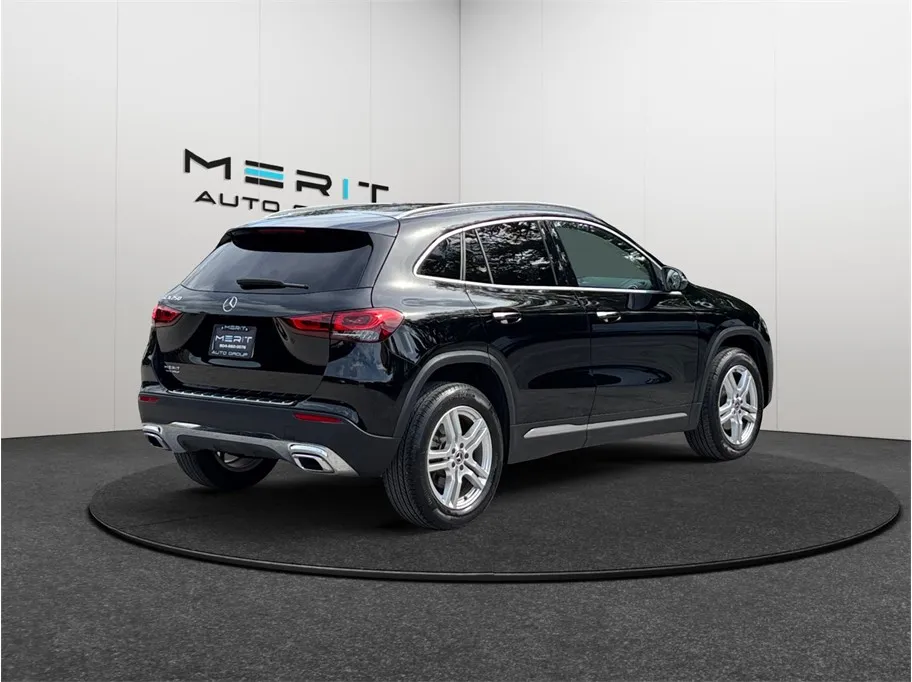 Mercedes-Benz GLA photo 9