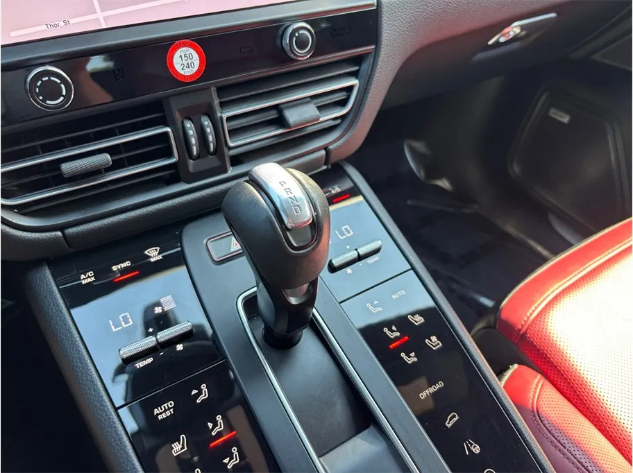 Porsche Macan photo 38