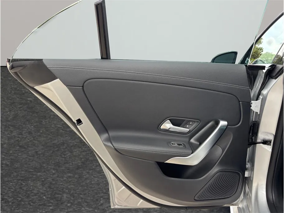 Mercedes-Benz CLA photo 38