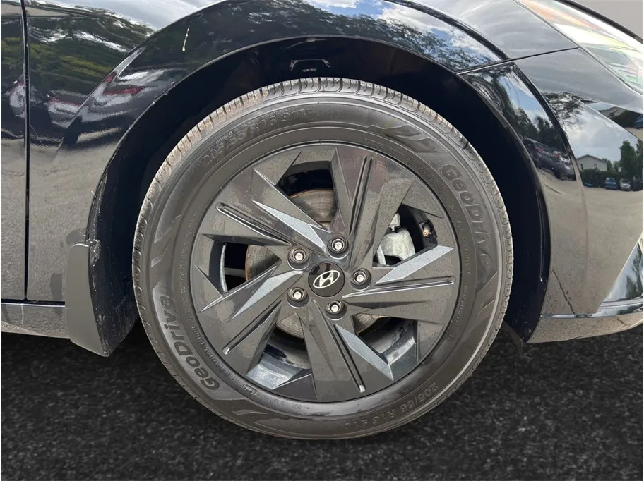 Hyundai Elantra photo 13