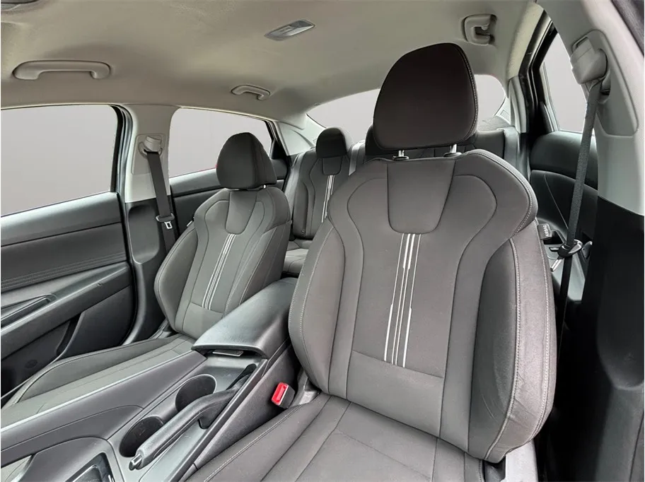 Hyundai Elantra photo 17