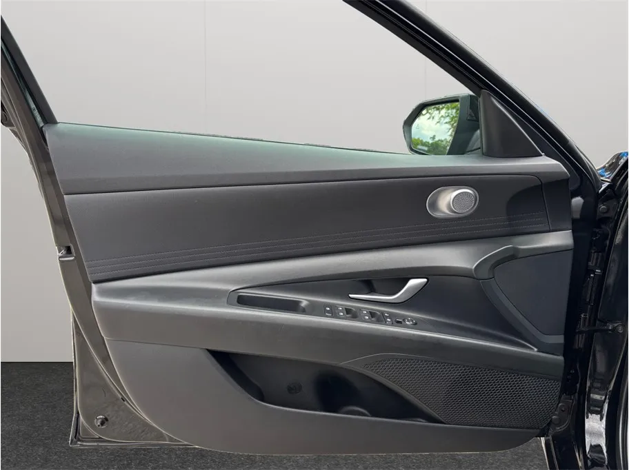 Hyundai Elantra photo 18