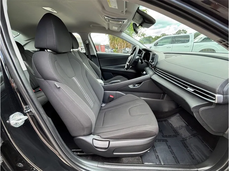 Hyundai Elantra photo 35
