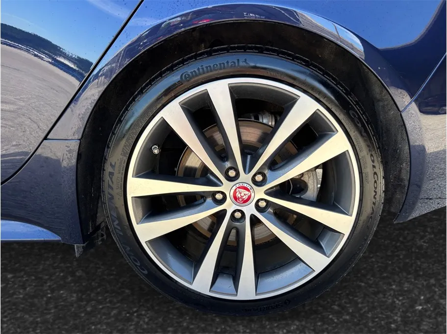 Jaguar XE photo 15