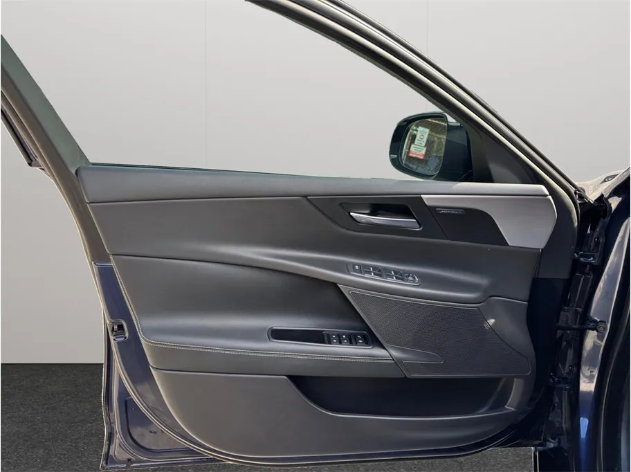 Jaguar XE photo 23