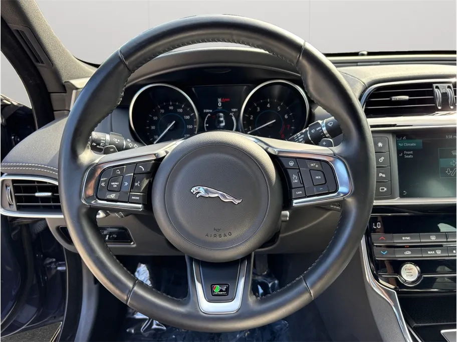 Jaguar XE photo 28