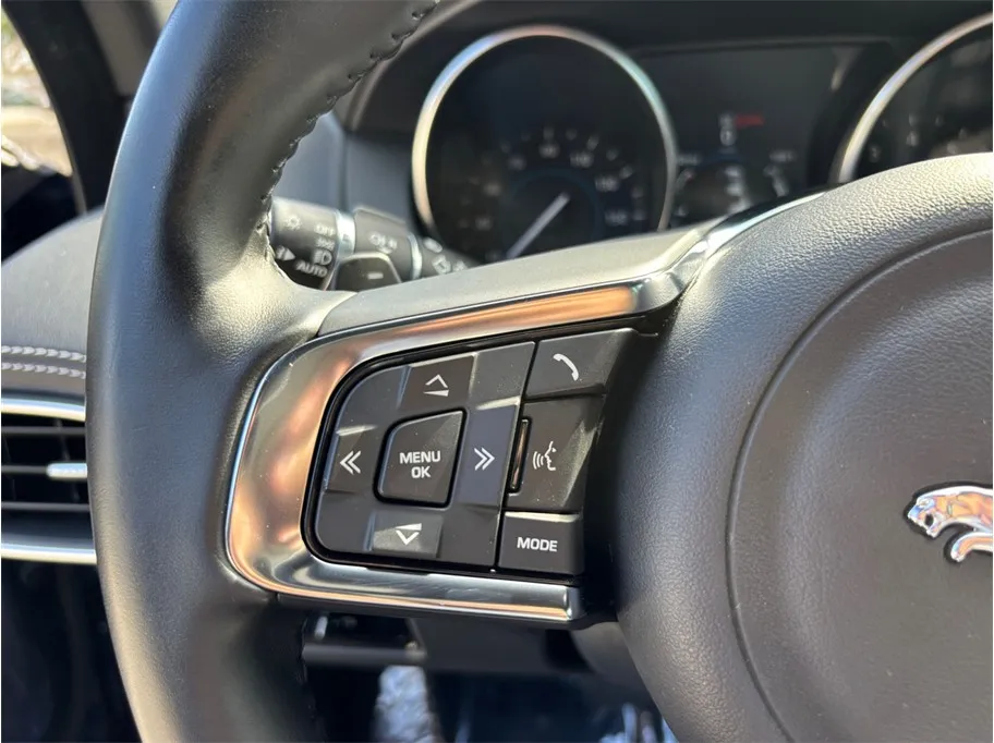 Jaguar XE photo 29