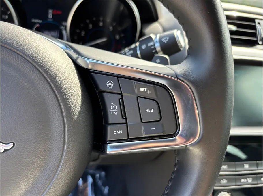 Jaguar XE photo 30