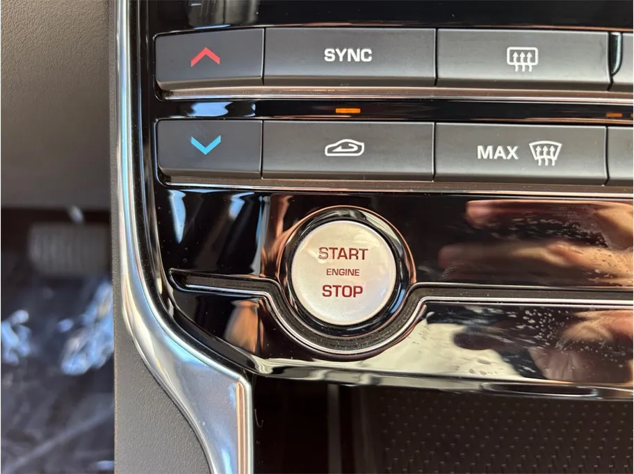 Jaguar XE photo 31