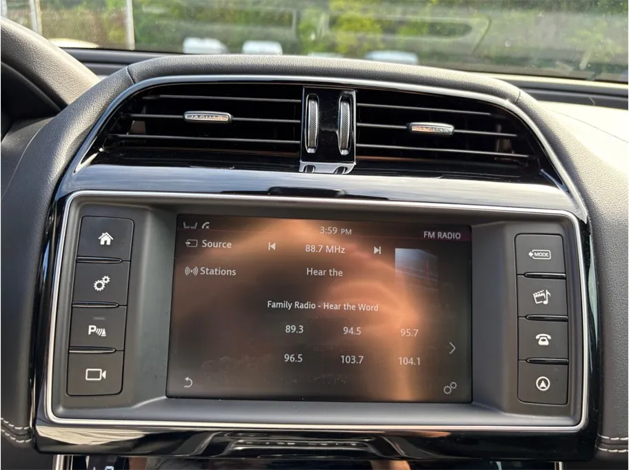 Jaguar XE photo 32