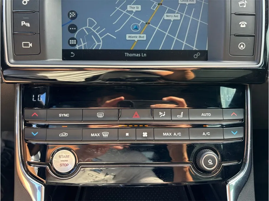 Jaguar XE photo 35
