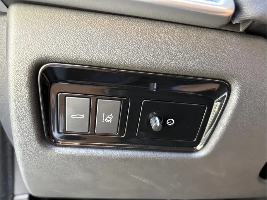 Jaguar XE photo 37