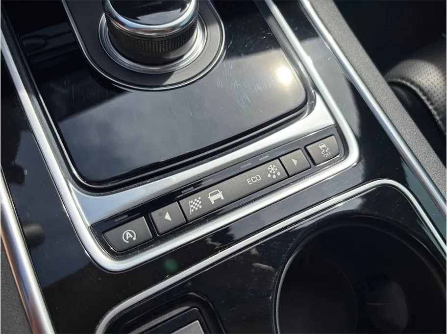 Jaguar XE photo 38